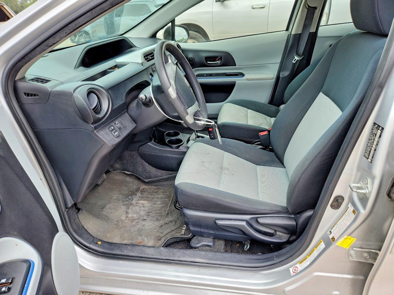 2012 TOYOTA PRIUS C THREE photo 13