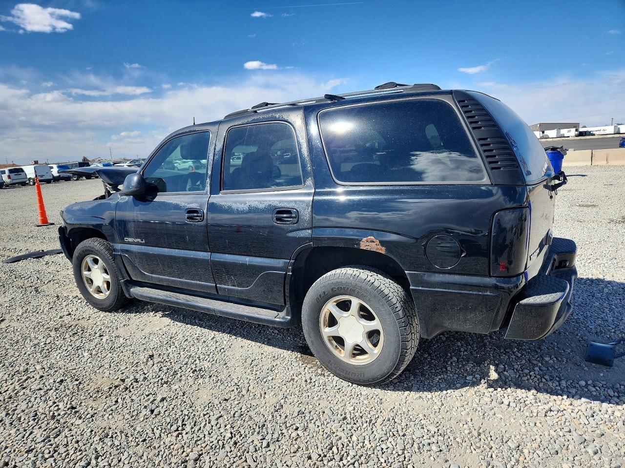 2004 GMC YUKON DENALI photo 3