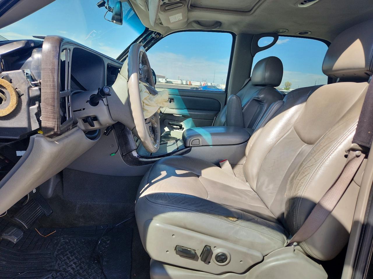 2004 GMC YUKON DENALI photo 13