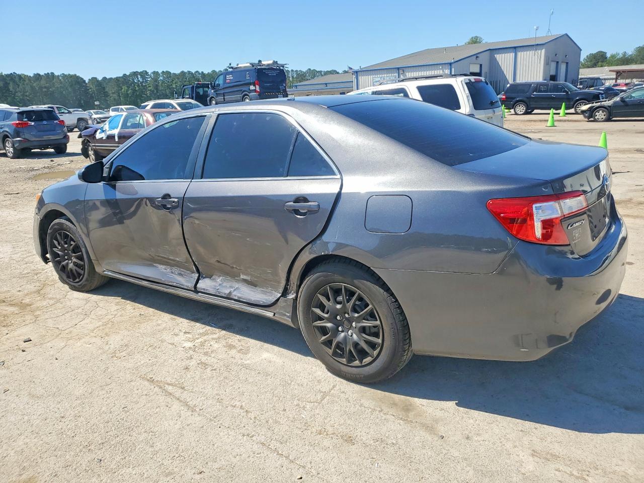 2014 TOYOTA CAMRY LE photo 2