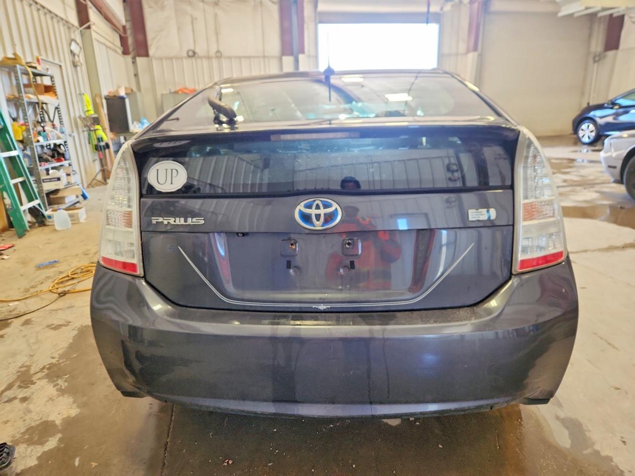 2010 TOYOTA PRIUS III photo 11