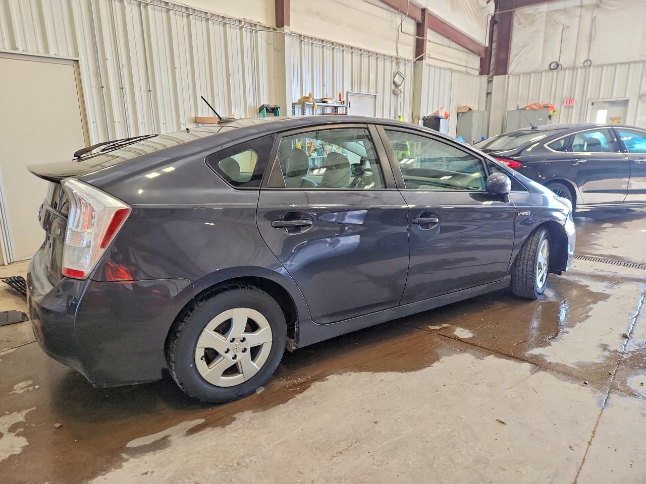 2010 TOYOTA PRIUS III photo 5