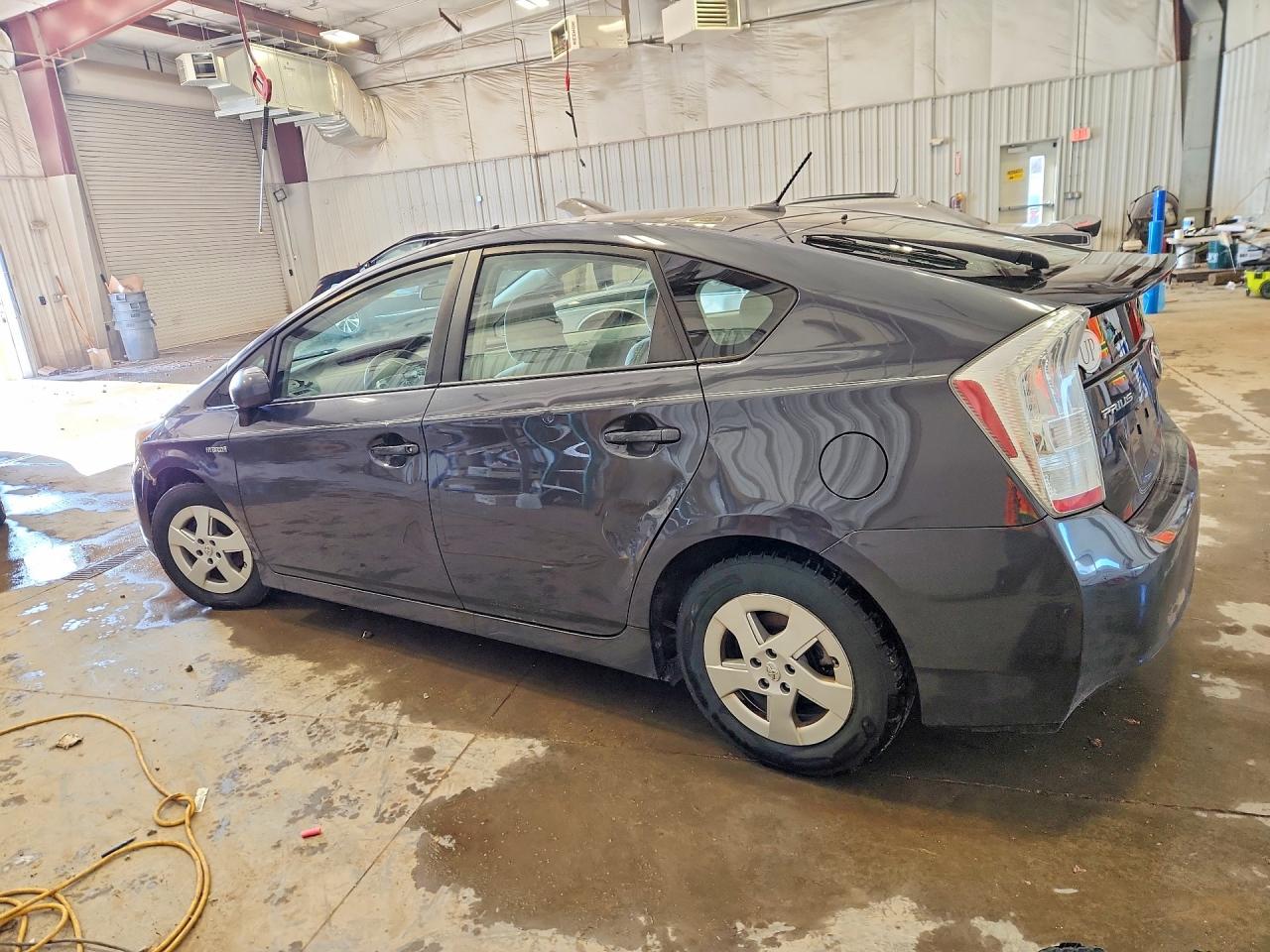 2010 TOYOTA PRIUS III photo 3