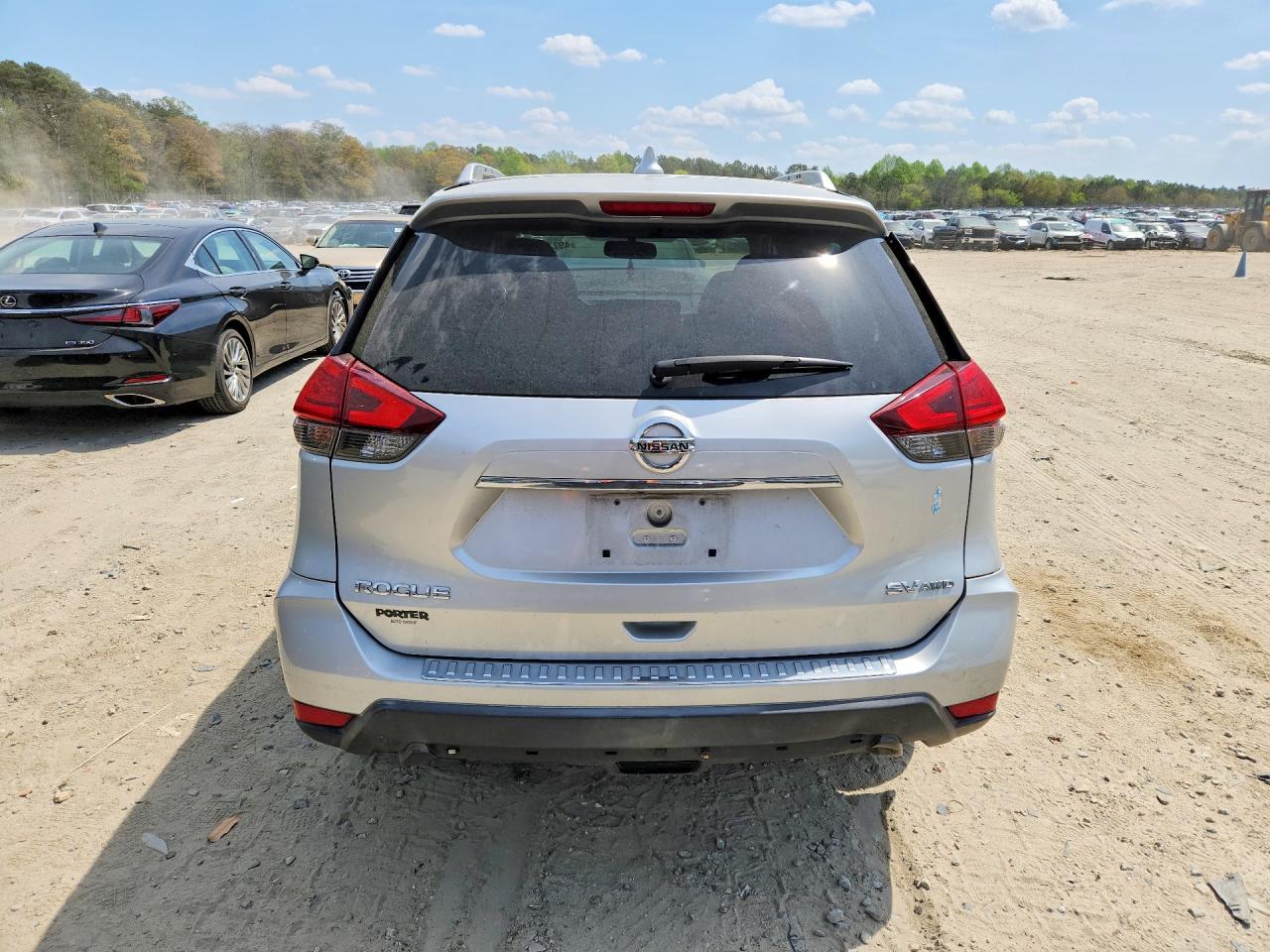 2017 NISSAN ROGUE SV photo 6