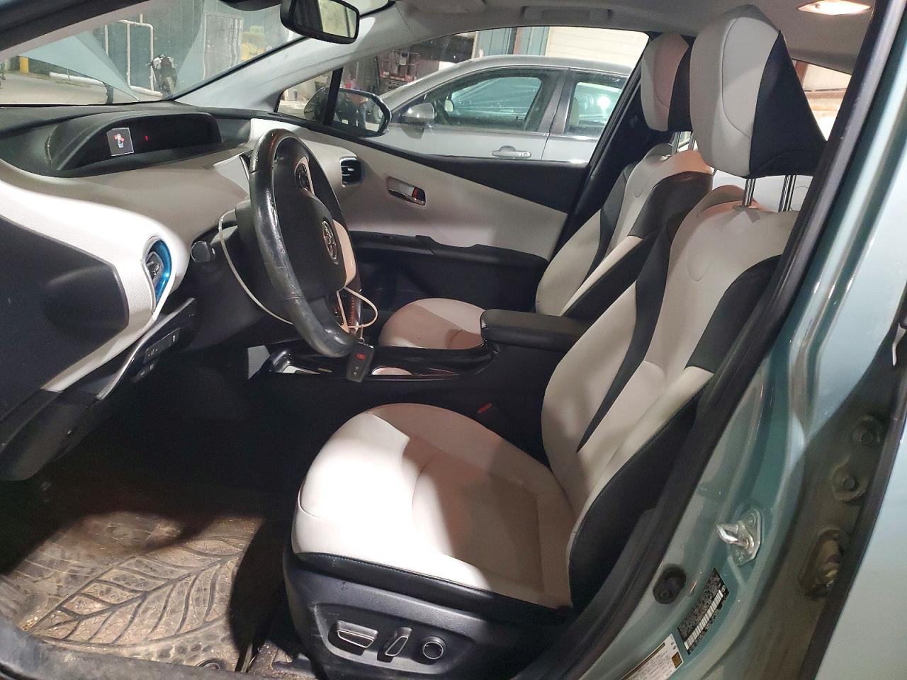 2016 TOYOTA PRIUS FOUR photo 19