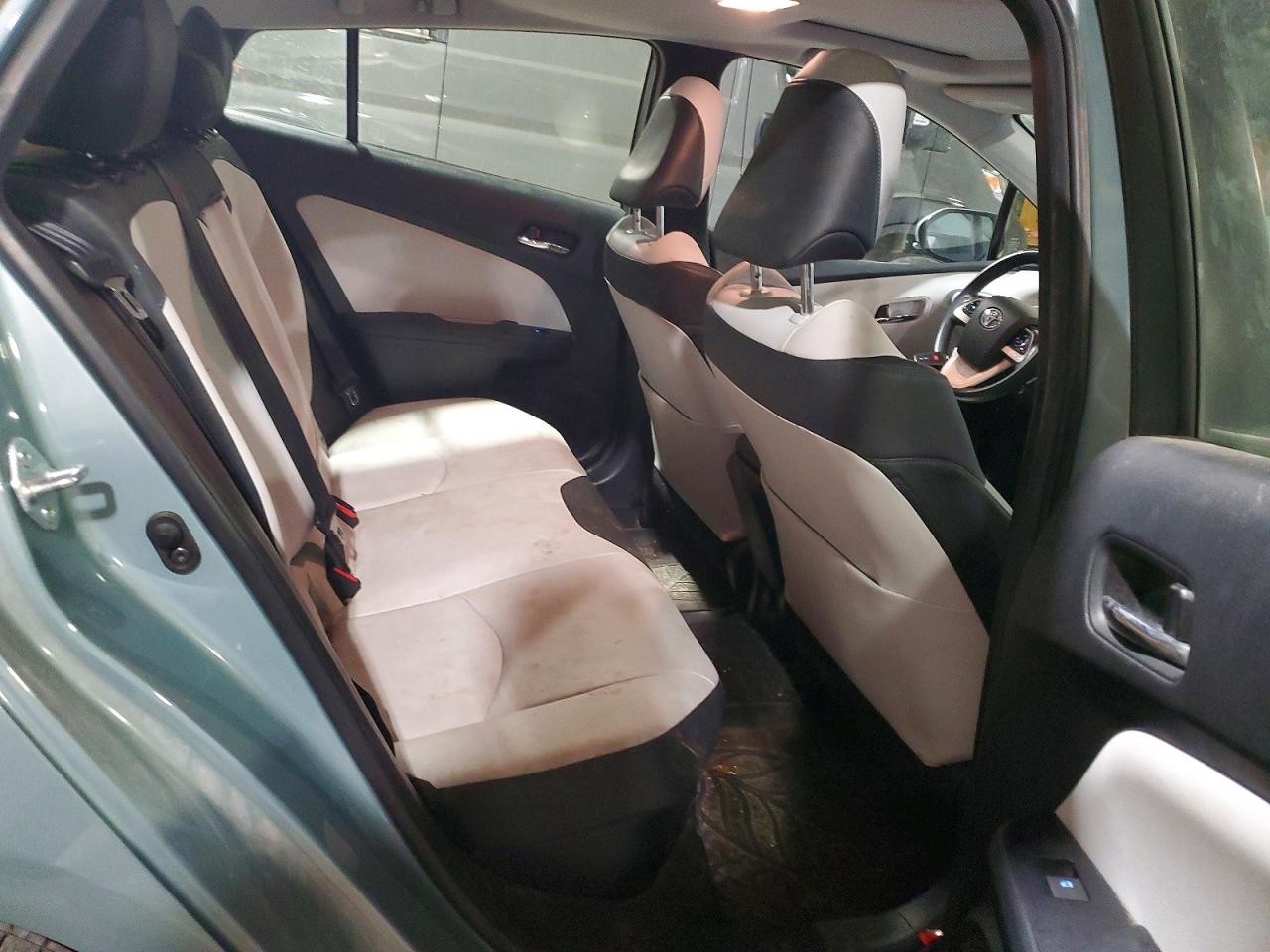 2016 TOYOTA PRIUS FOUR photo 31