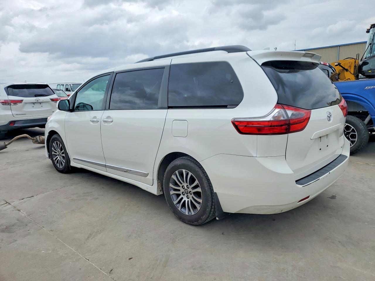 2020 TOYOTA SIENNA XLE 8-PASSENGER photo 4