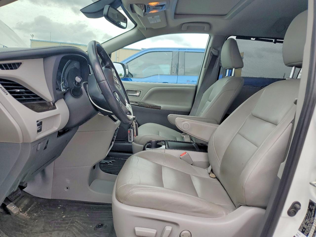 2020 TOYOTA SIENNA XLE 8-PASSENGER photo 19