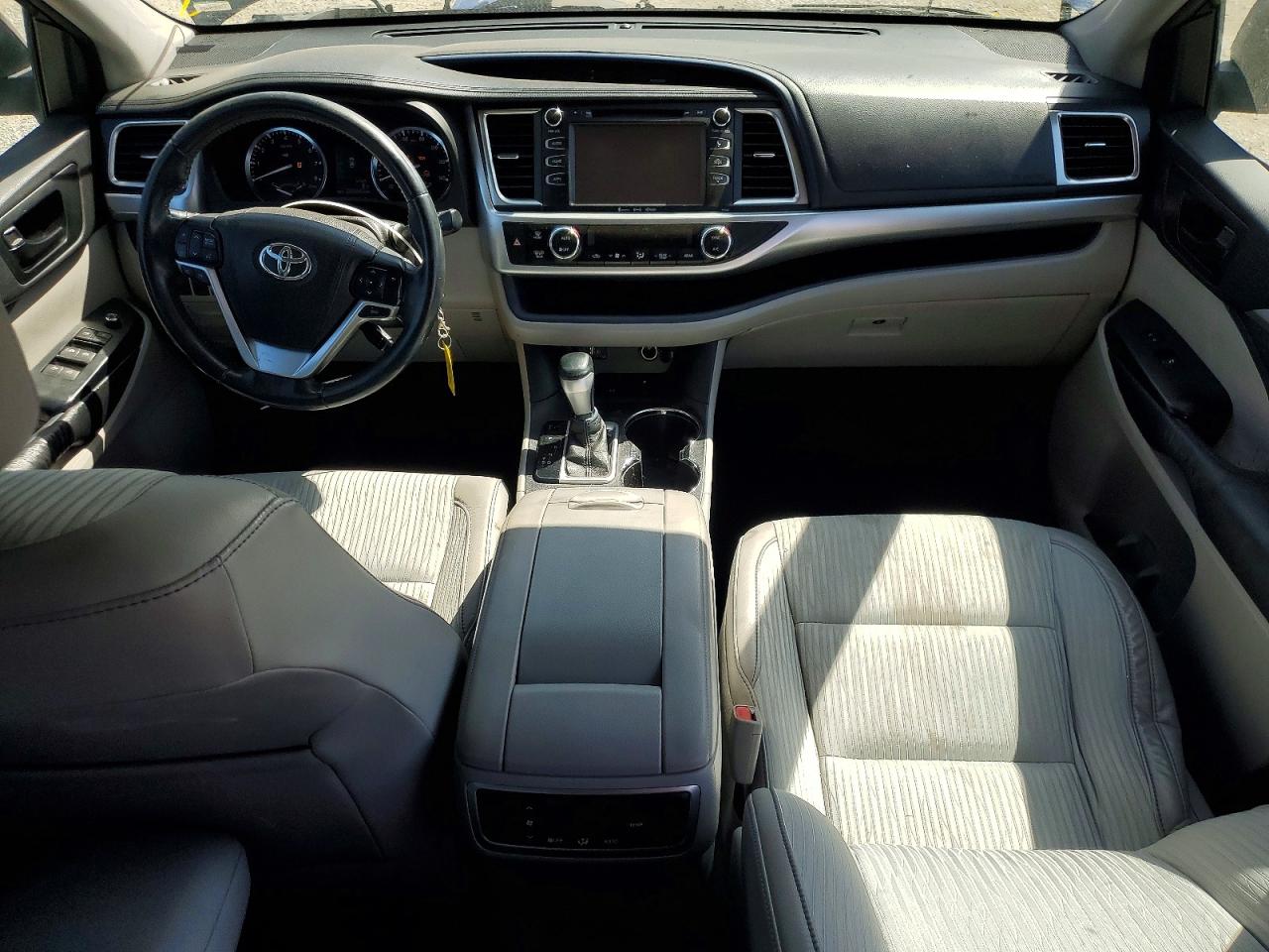 2016 TOYOTA HIGHLANDER LE PLUS photo 8