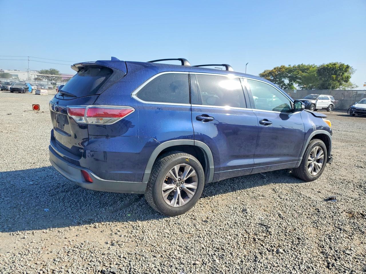 2016 TOYOTA HIGHLANDER LE PLUS photo 3
