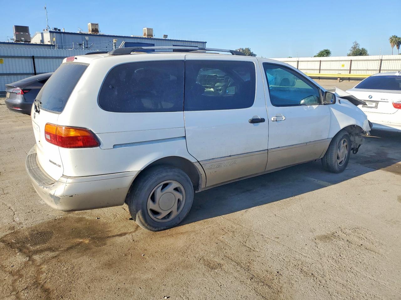 1999 TOYOTA SIENNA LE photo 3