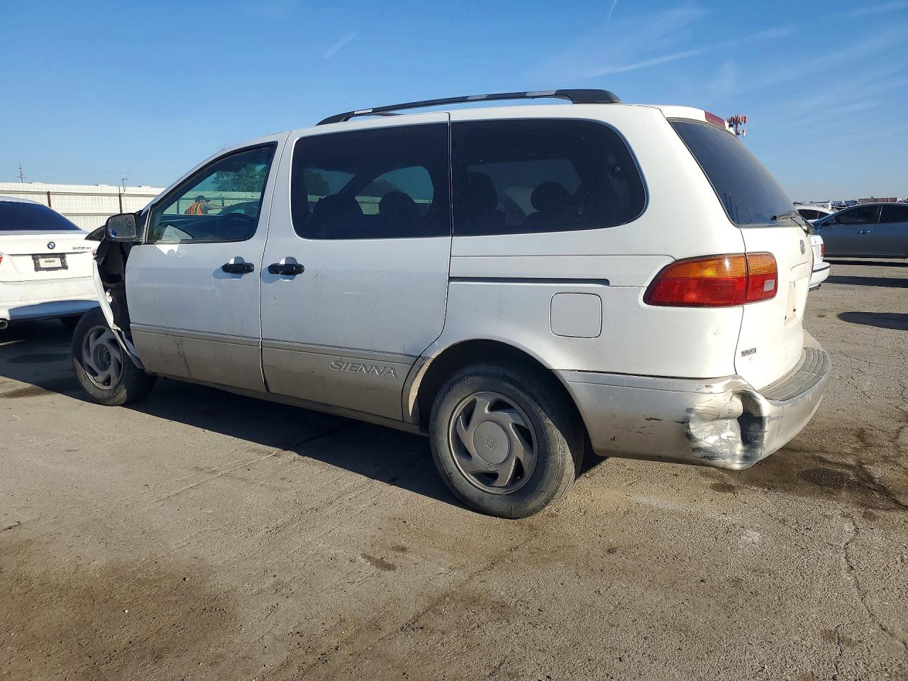 1999 TOYOTA SIENNA LE photo 2