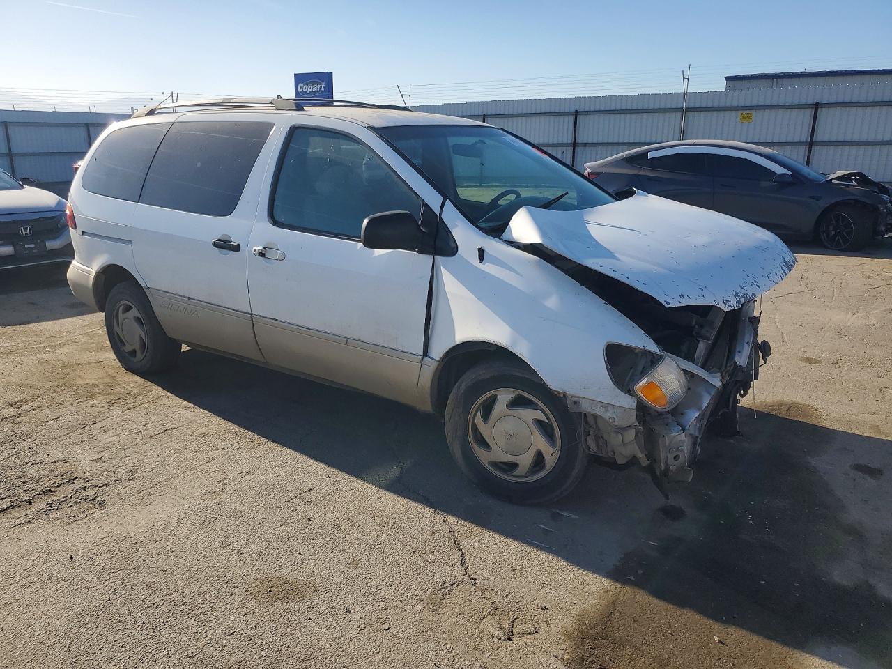 1999 TOYOTA SIENNA LE photo 4