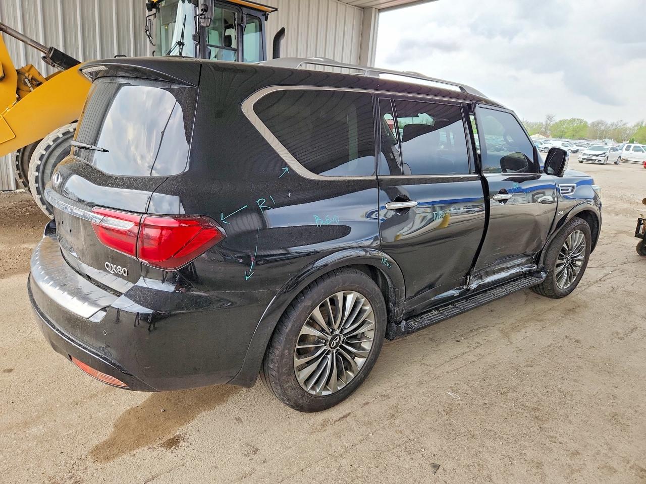 2019 INFINITI QX80 LUXE photo 5