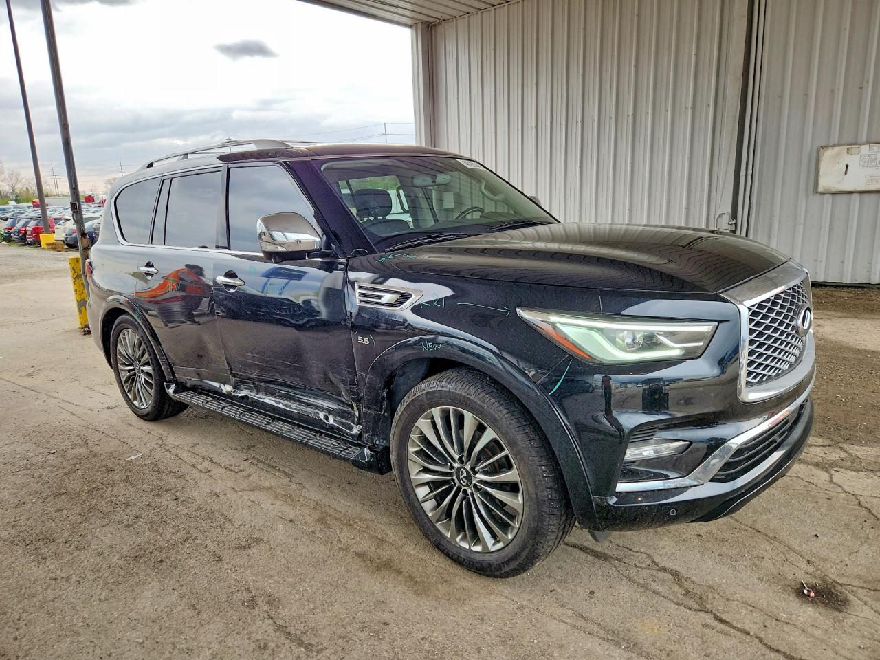 2019 INFINITI QX80 LUXE photo 7