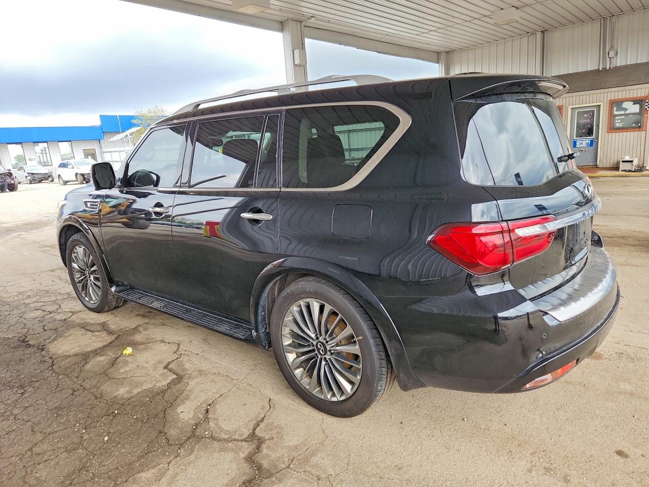 2019 INFINITI QX80 LUXE photo 3
