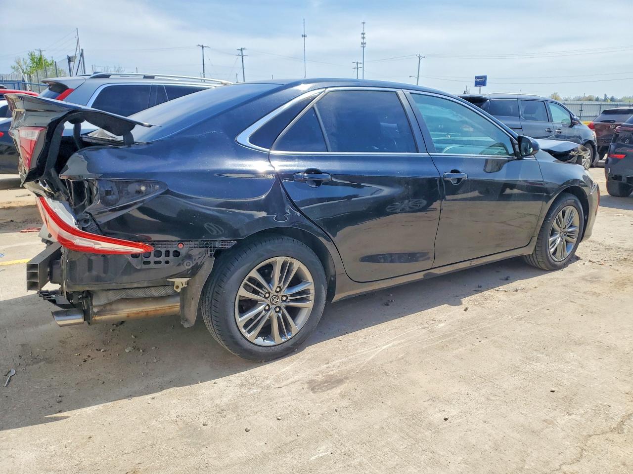 2017 TOYOTA CAMRY SE photo 3