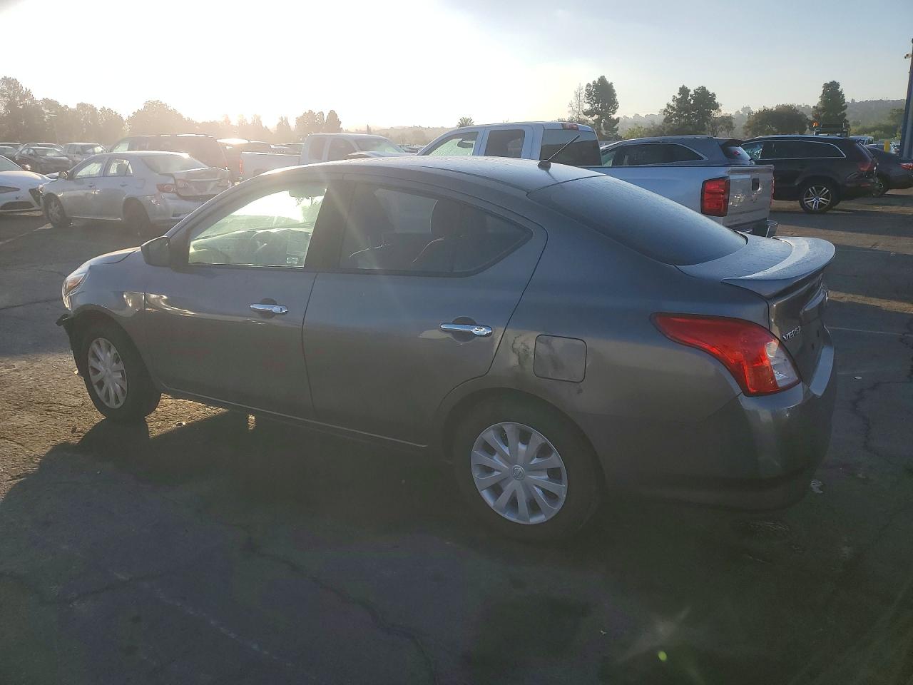 2019 NISSAN VERSA SV photo 4