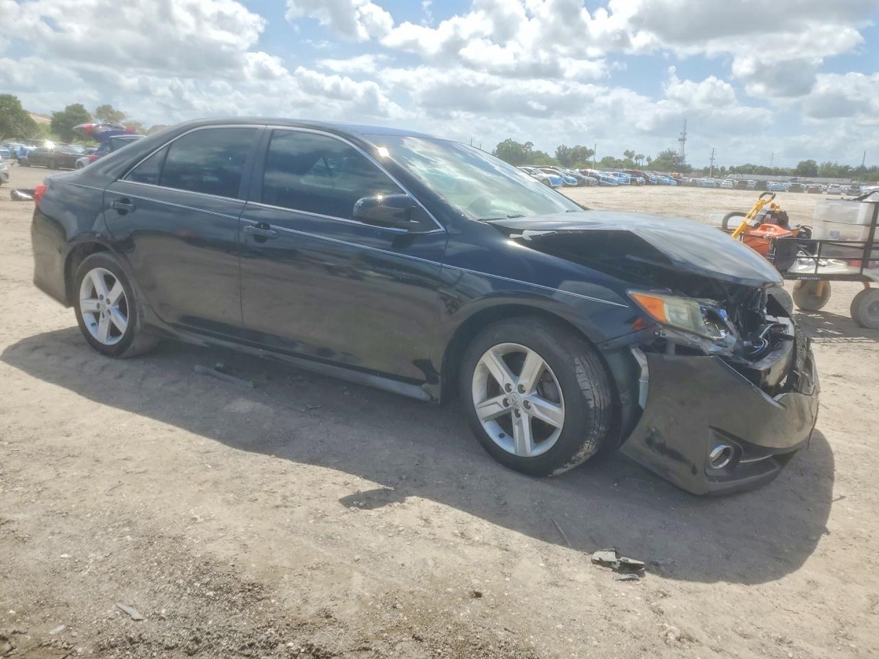 2013 TOYOTA CAMRY SE photo 10