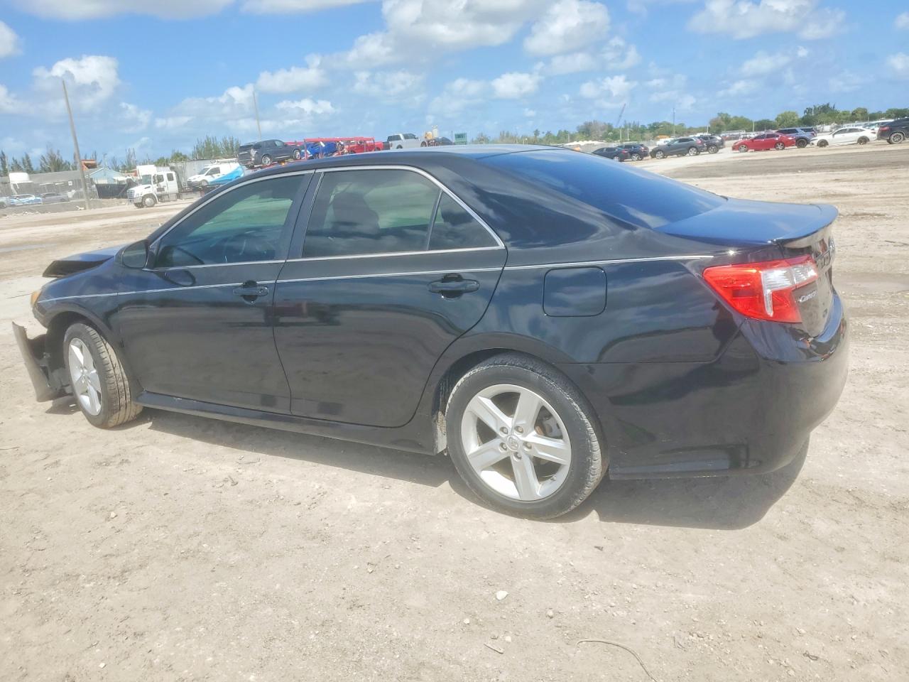 2013 TOYOTA CAMRY SE photo 4