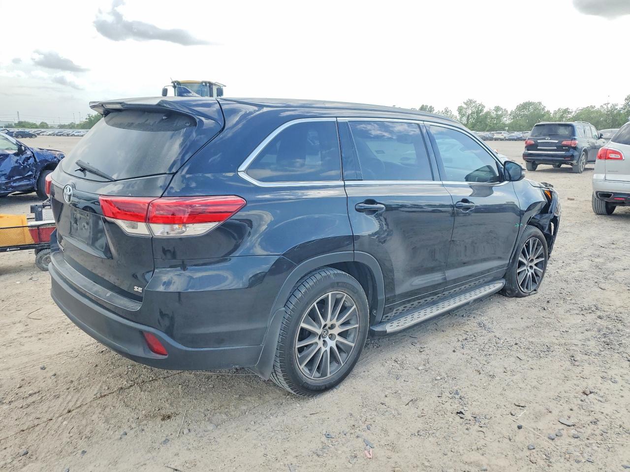 2017 TOYOTA HIGHLANDER SE photo 5