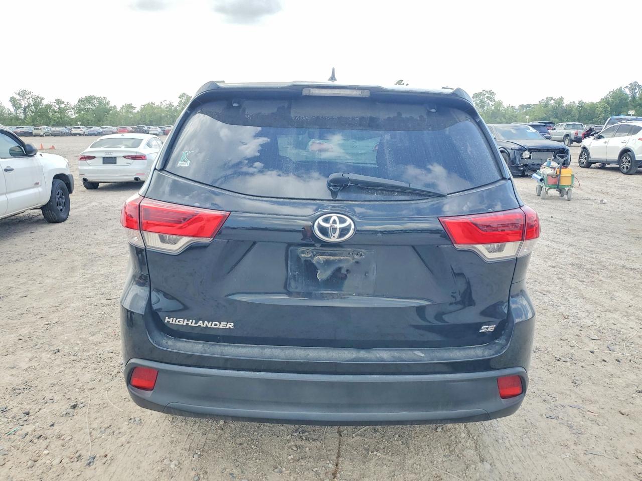 2017 TOYOTA HIGHLANDER SE photo 11