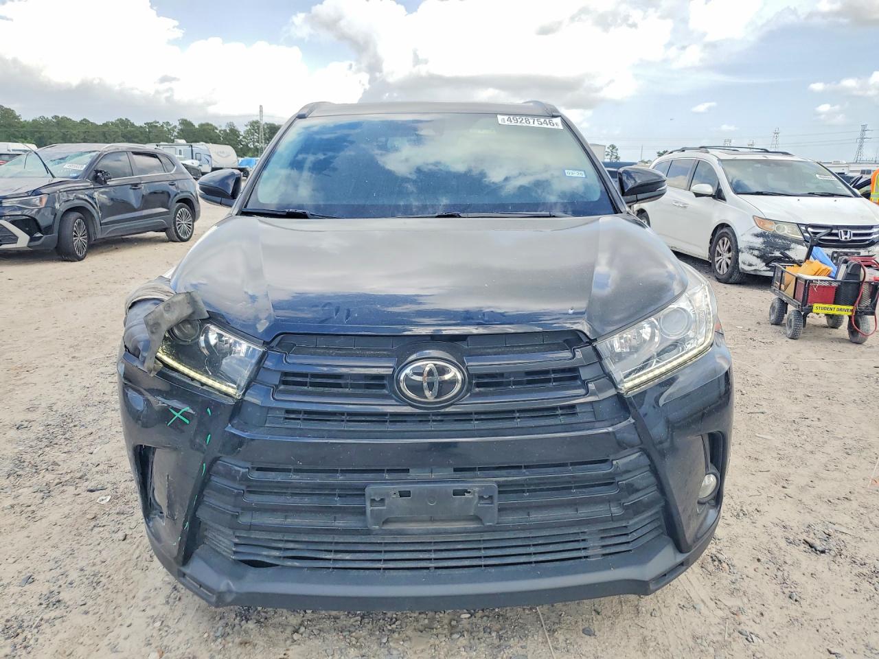 2017 TOYOTA HIGHLANDER SE photo 9