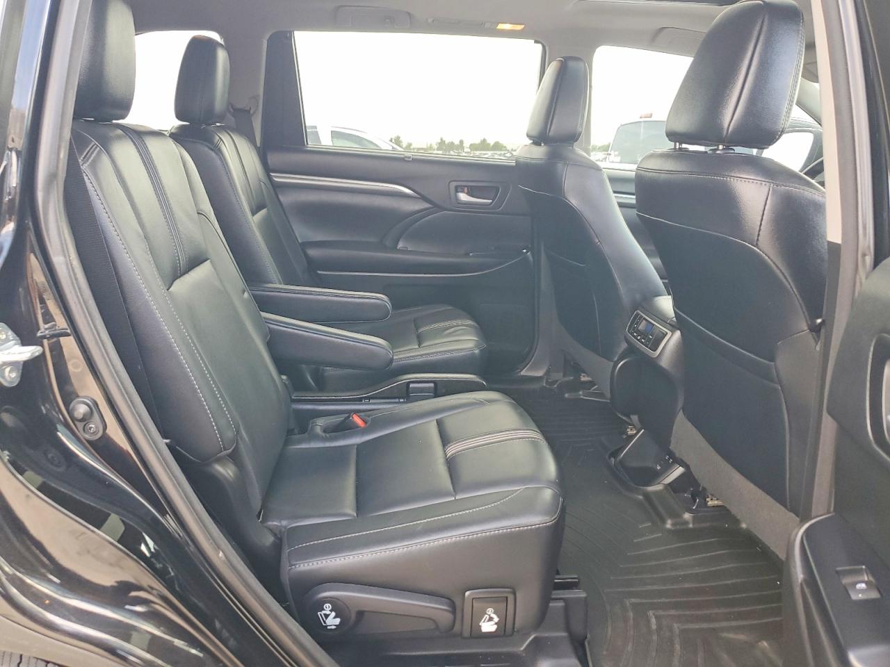 2017 TOYOTA HIGHLANDER SE photo 21
