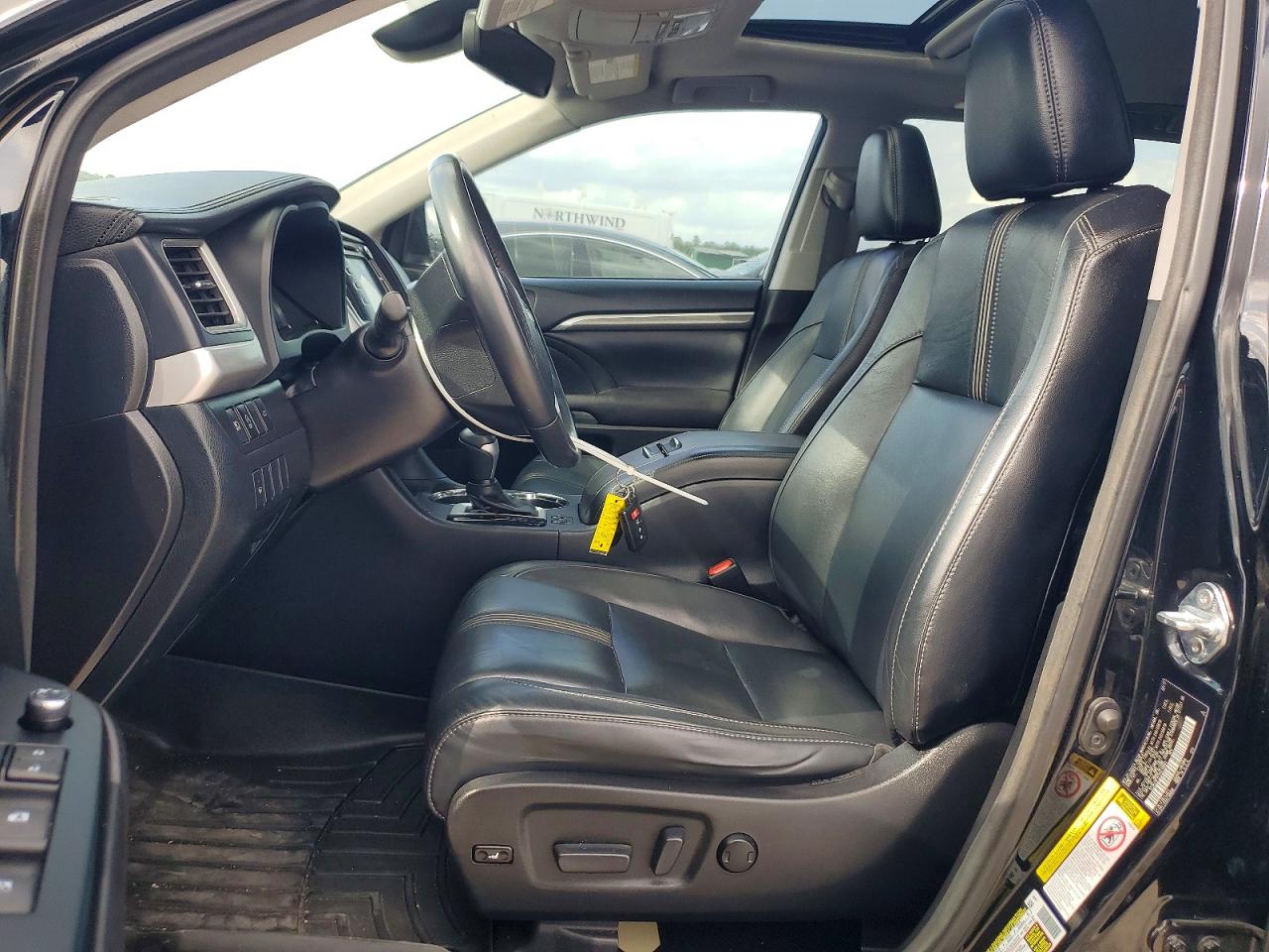 2017 TOYOTA HIGHLANDER SE photo 13