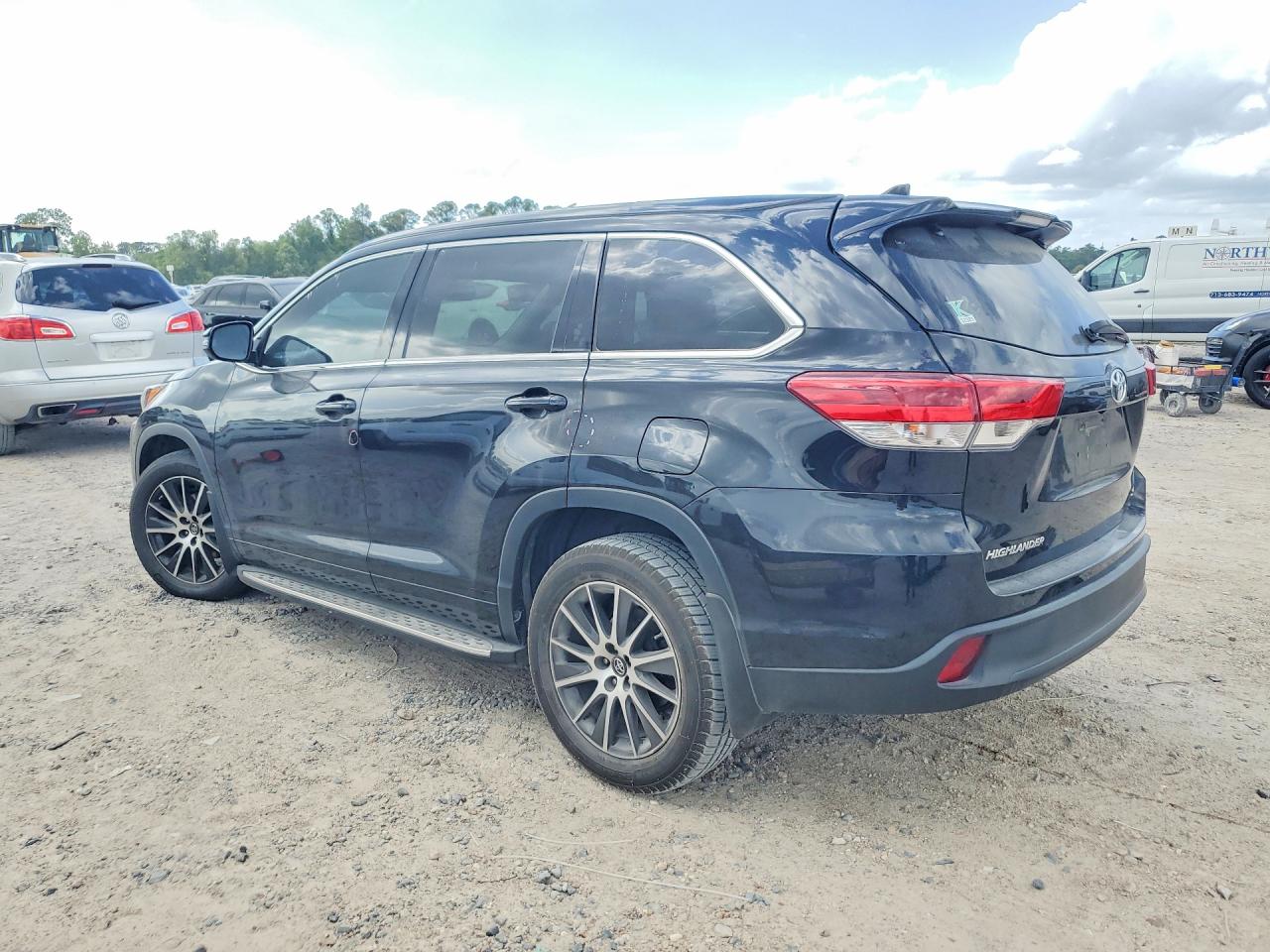 2017 TOYOTA HIGHLANDER SE photo 3