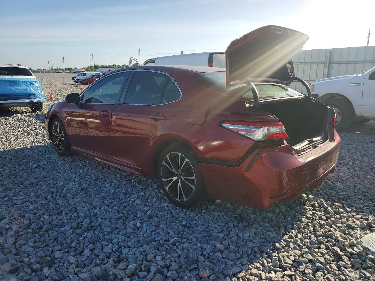 2018 TOYOTA CAMRY SE photo 4