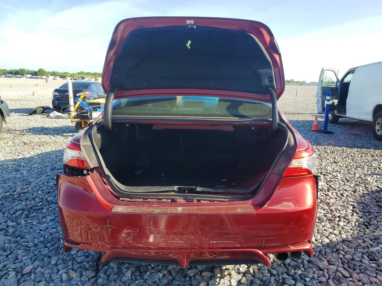 2018 TOYOTA CAMRY SE photo 16