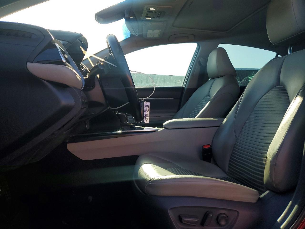 2018 TOYOTA CAMRY SE photo 19