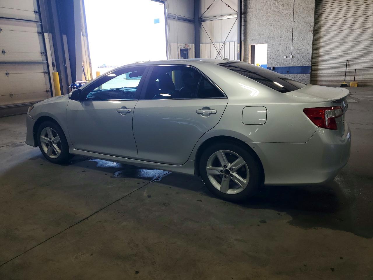 2012 TOYOTA CAMRY SE photo 2