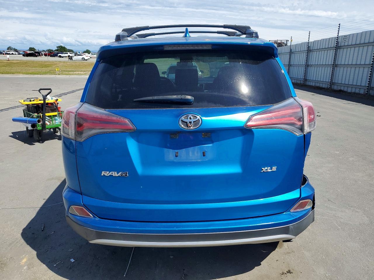2016 TOYOTA RAV4 XLE photo 16
