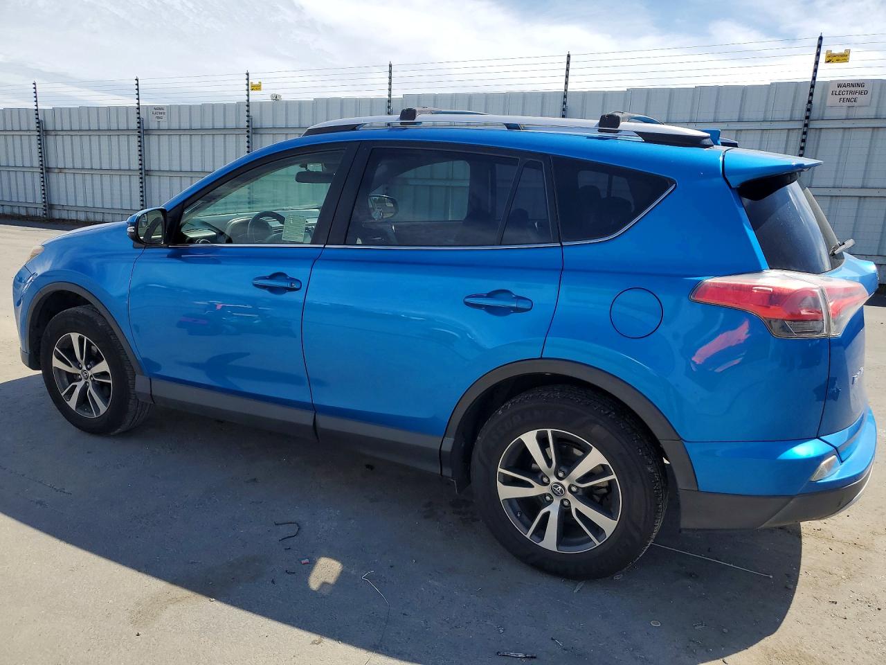2016 TOYOTA RAV4 XLE photo 4