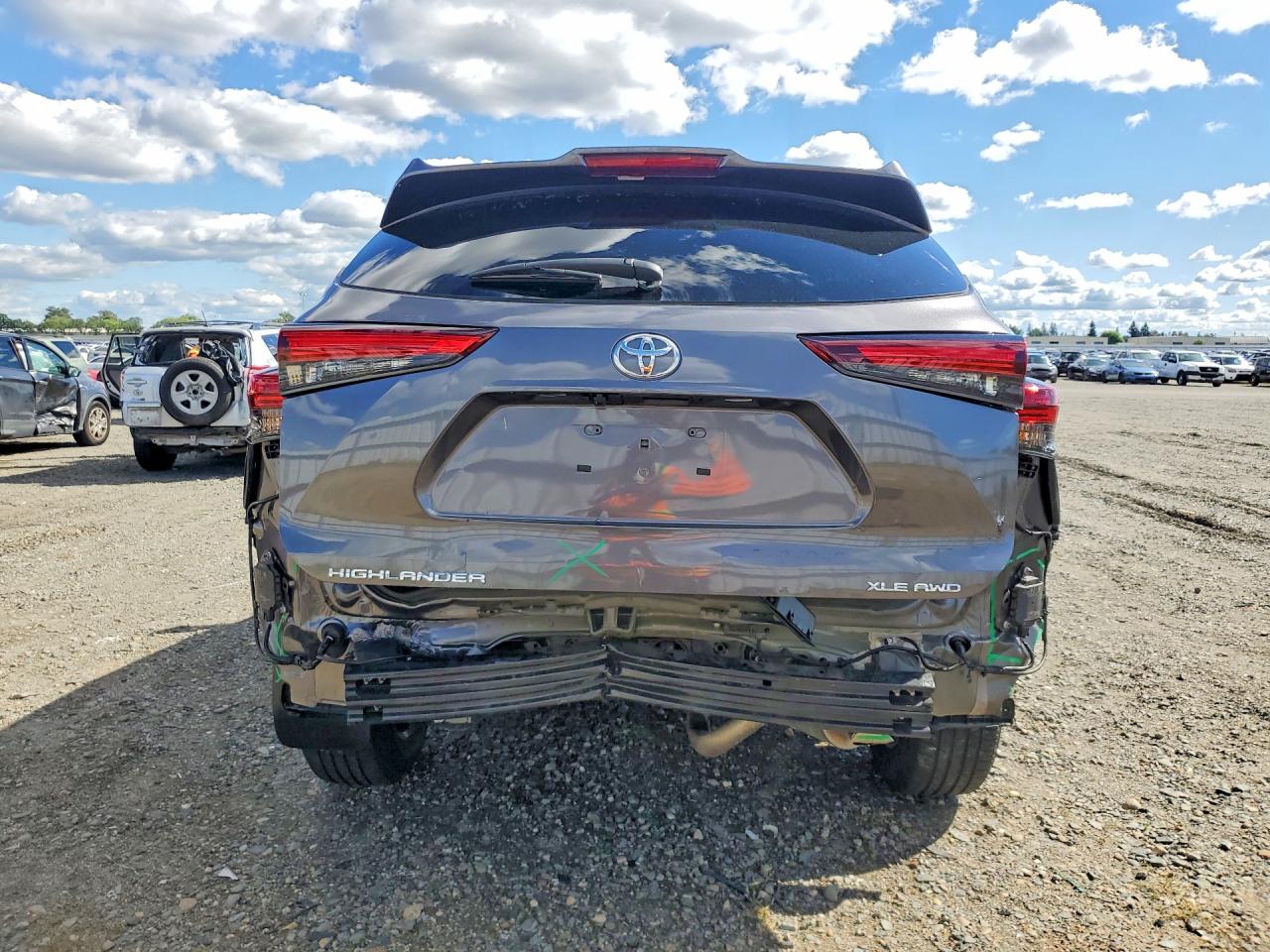 2024 TOYOTA HIGHLANDER XLE photo 16