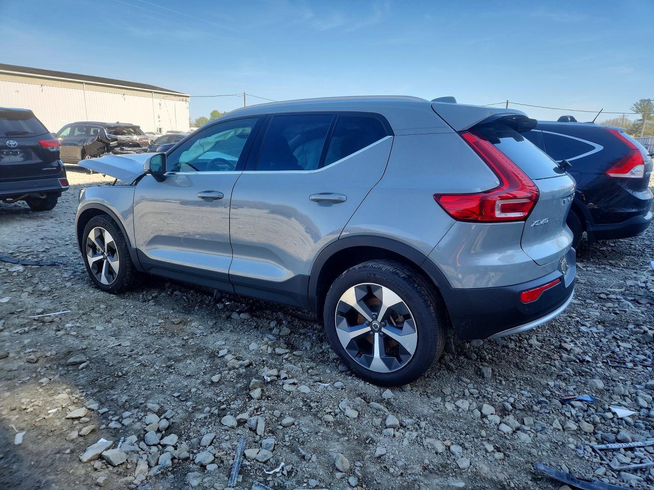2024 VOLVO XC40 CORE photo 3