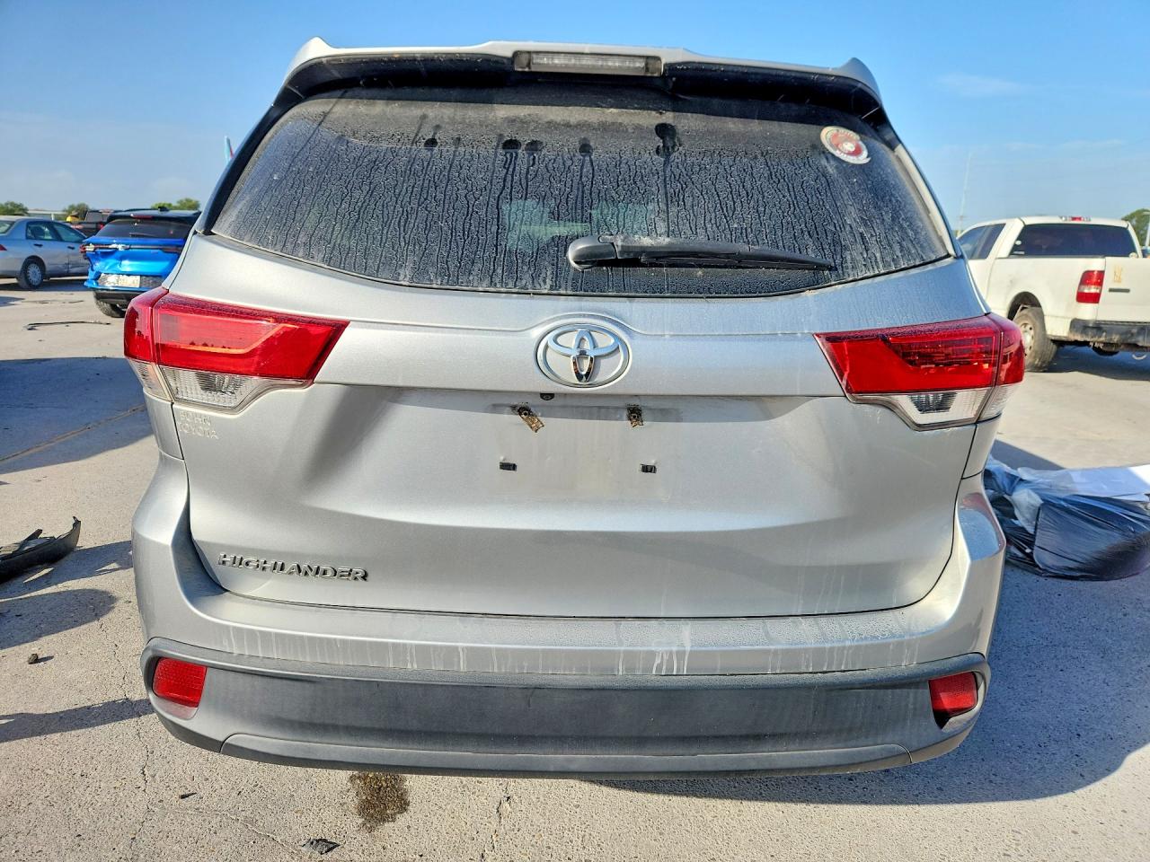 2019 TOYOTA HIGHLANDER LE photo 16
