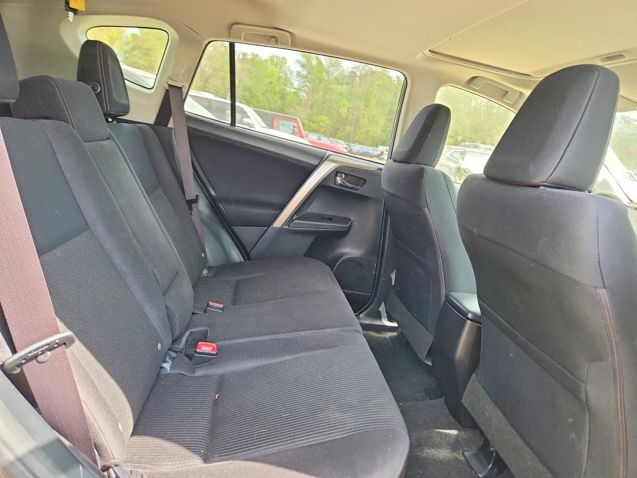 2015 TOYOTA RAV4 XLE photo 11