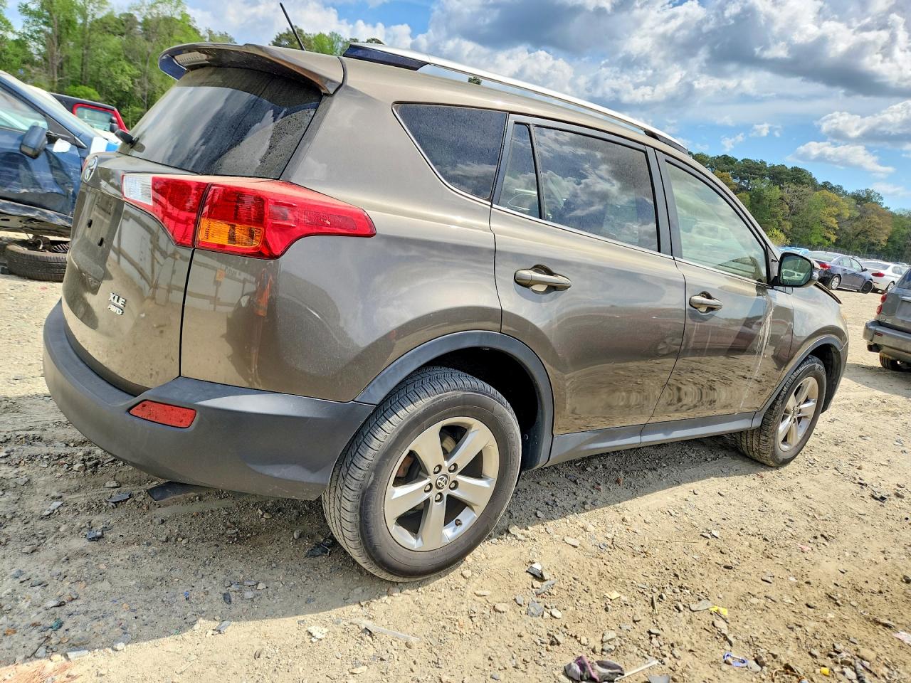 2015 TOYOTA RAV4 XLE photo 3