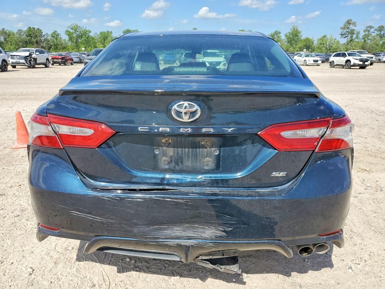 2018 TOYOTA CAMRY SE photo 6