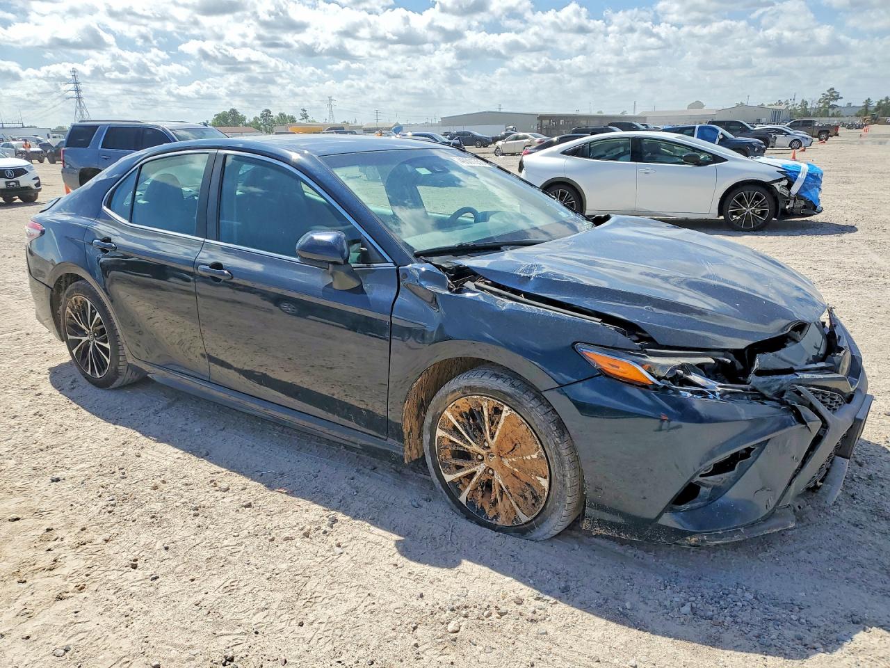 2018 TOYOTA CAMRY SE photo 4