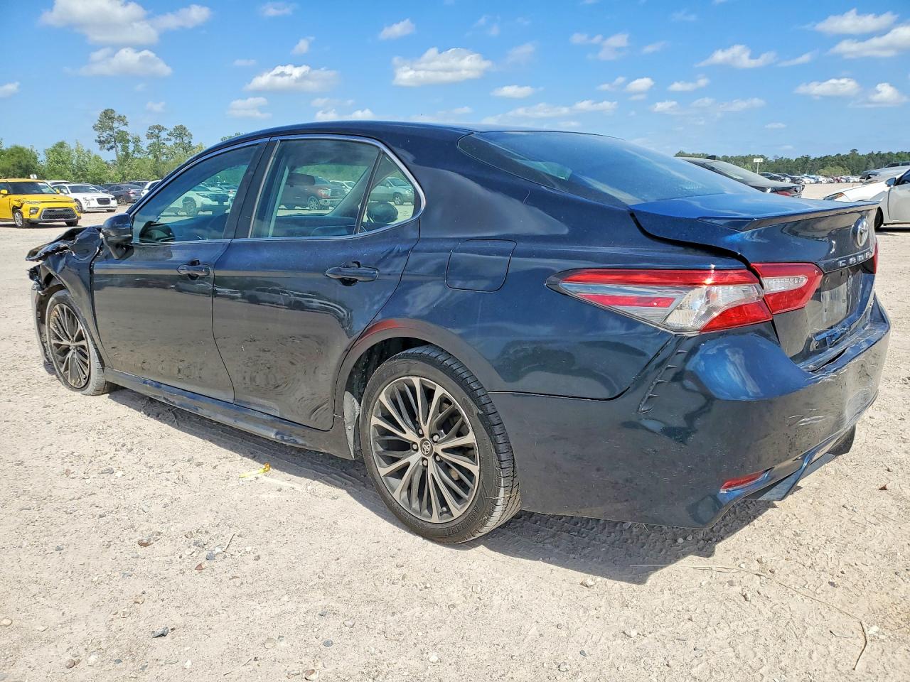 2018 TOYOTA CAMRY SE photo 2