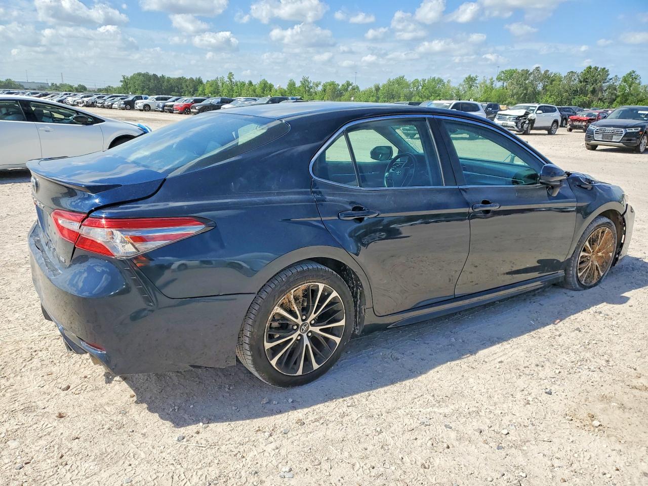 2018 TOYOTA CAMRY SE photo 3