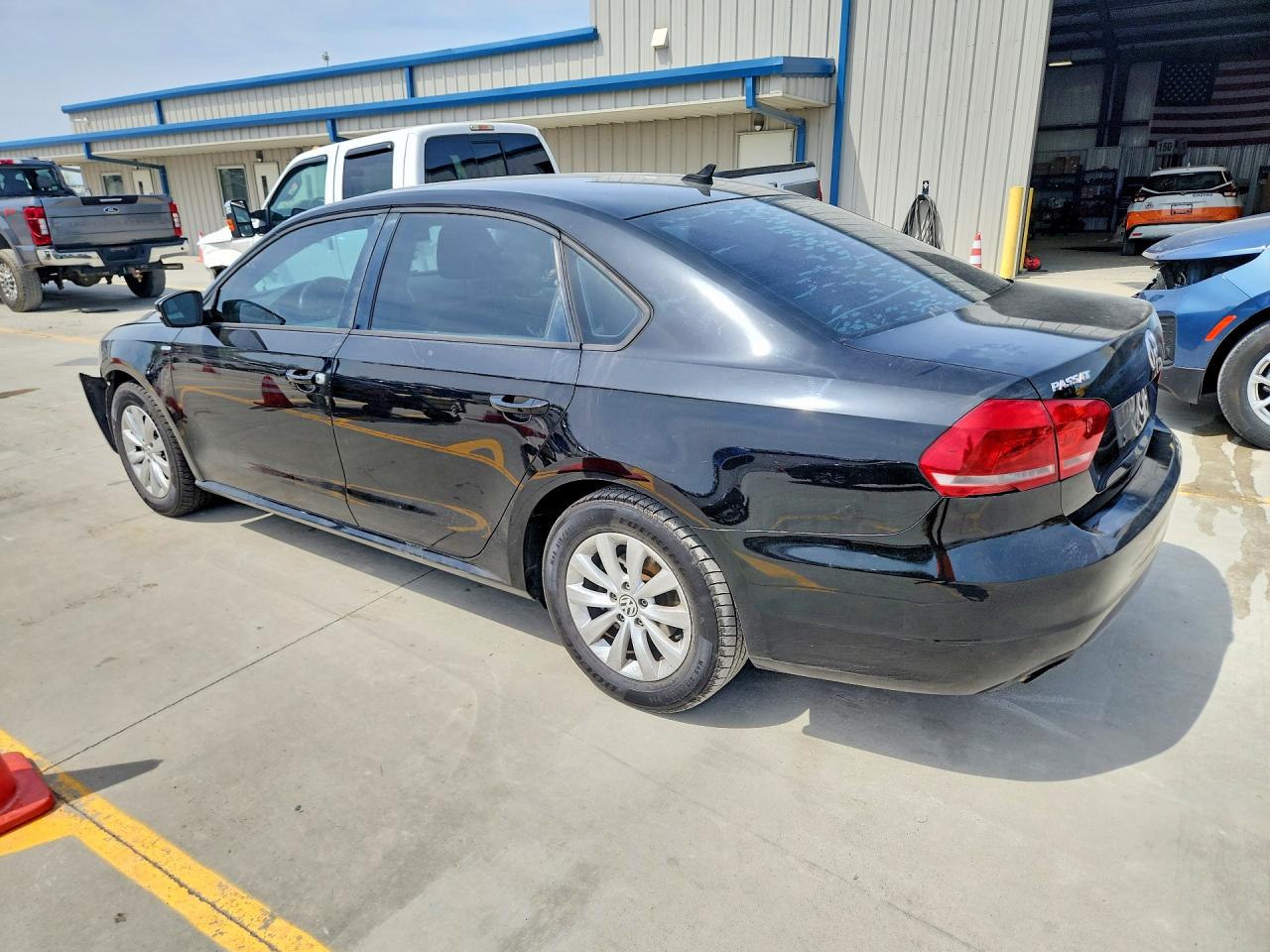 2014 VOLKSWAGEN PASSAT S photo 2