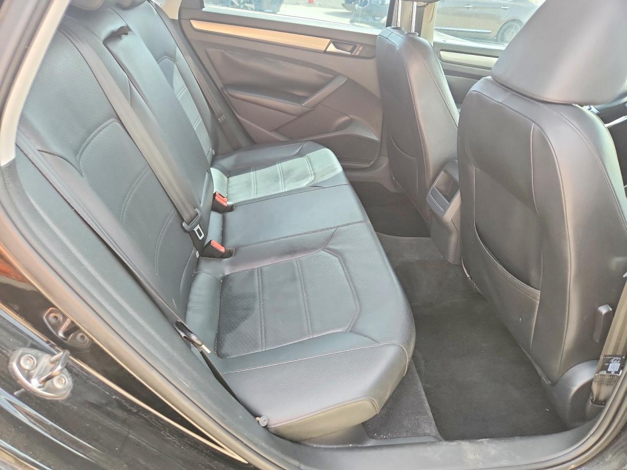 2014 VOLKSWAGEN PASSAT S photo 10