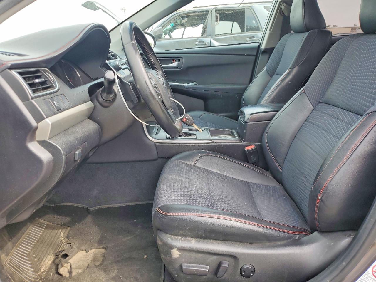 2015 TOYOTA CAMRY SE photo 19