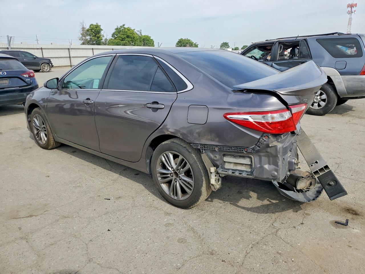 2015 TOYOTA CAMRY SE photo 4