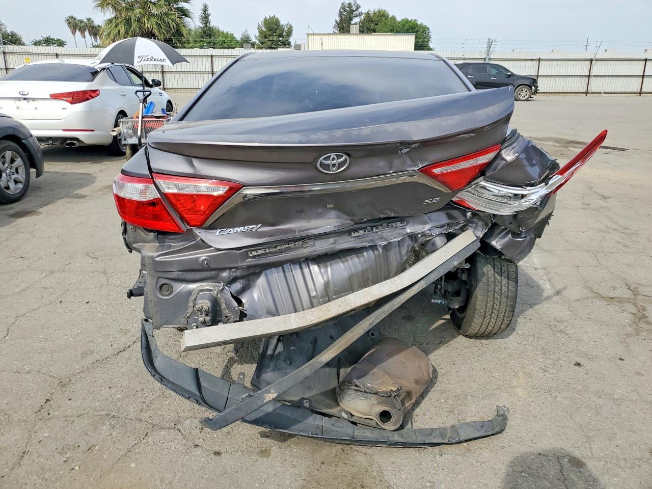 2015 TOYOTA CAMRY SE photo 16